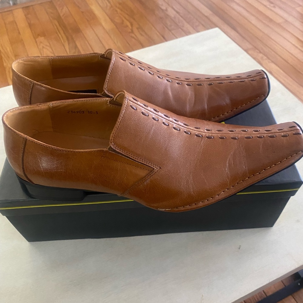 Zota classic pointed toe mens shoes. Size 11. In box, Like New.